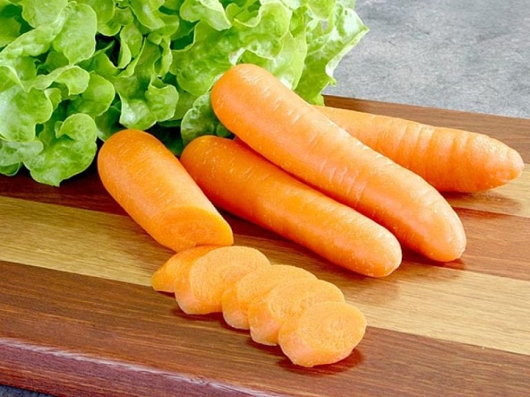 Zanahorias recién recolectadas con sus hojas