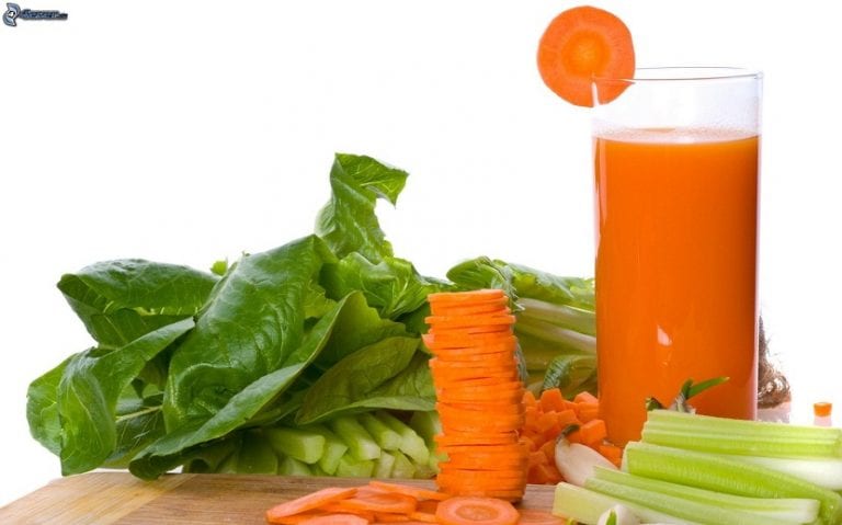 Vaso de zumo de zanahoria con otras verduras