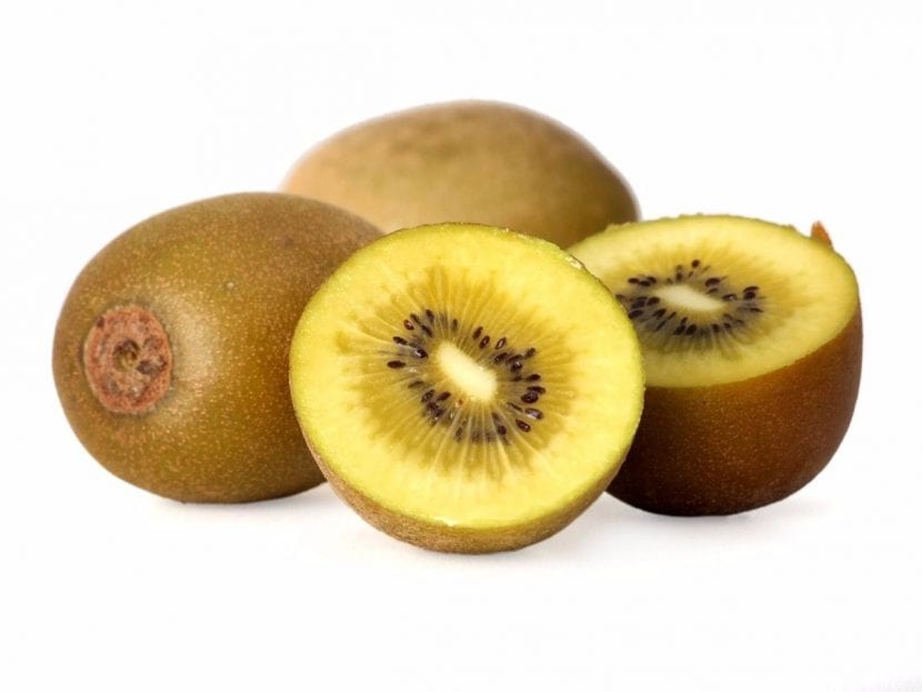 Kiwi amarillo abierto mostrando la pulpa dorada