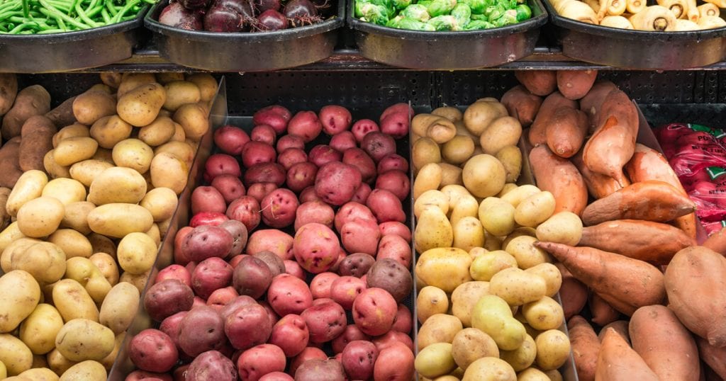 Variedad de raíces comestibles recién cosechadas