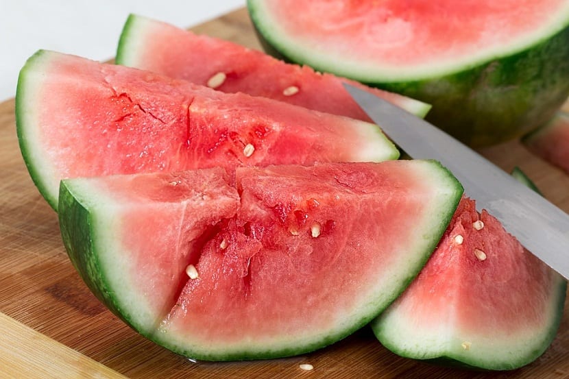 Sandía madura cortada, fruta de verano