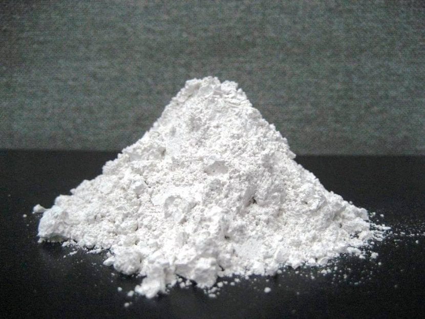 Cal hidratada, producto cáustico que exige protección al manipularlo