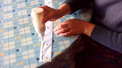 Tiras de papel con semillas pegadas y separadas a distancia regular