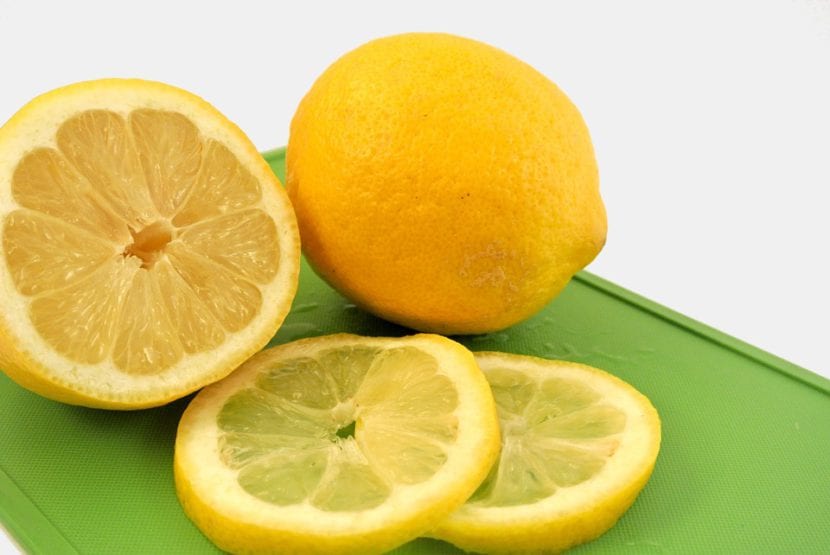 Limones cortados, fuente casera de ácido cítrico para el agua de riego