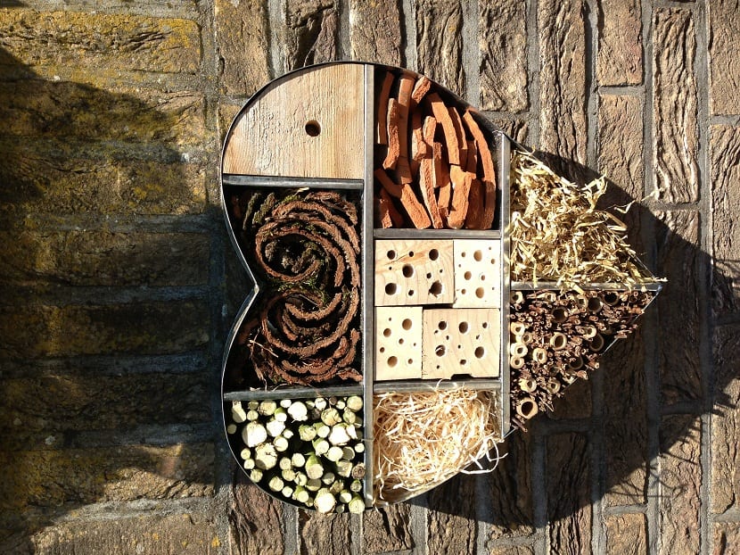 Hotel de insectos instalado en el jardín