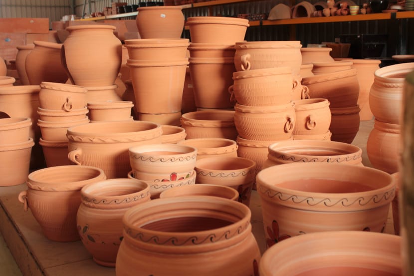 Macetas de barro apiladas en un vivero