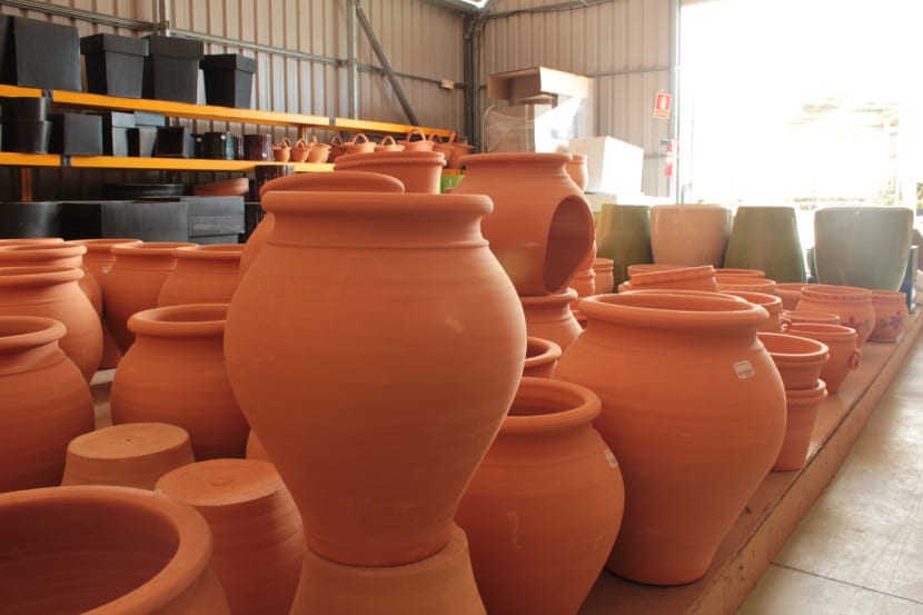 Macetas de barro cocido apiladas en un vivero