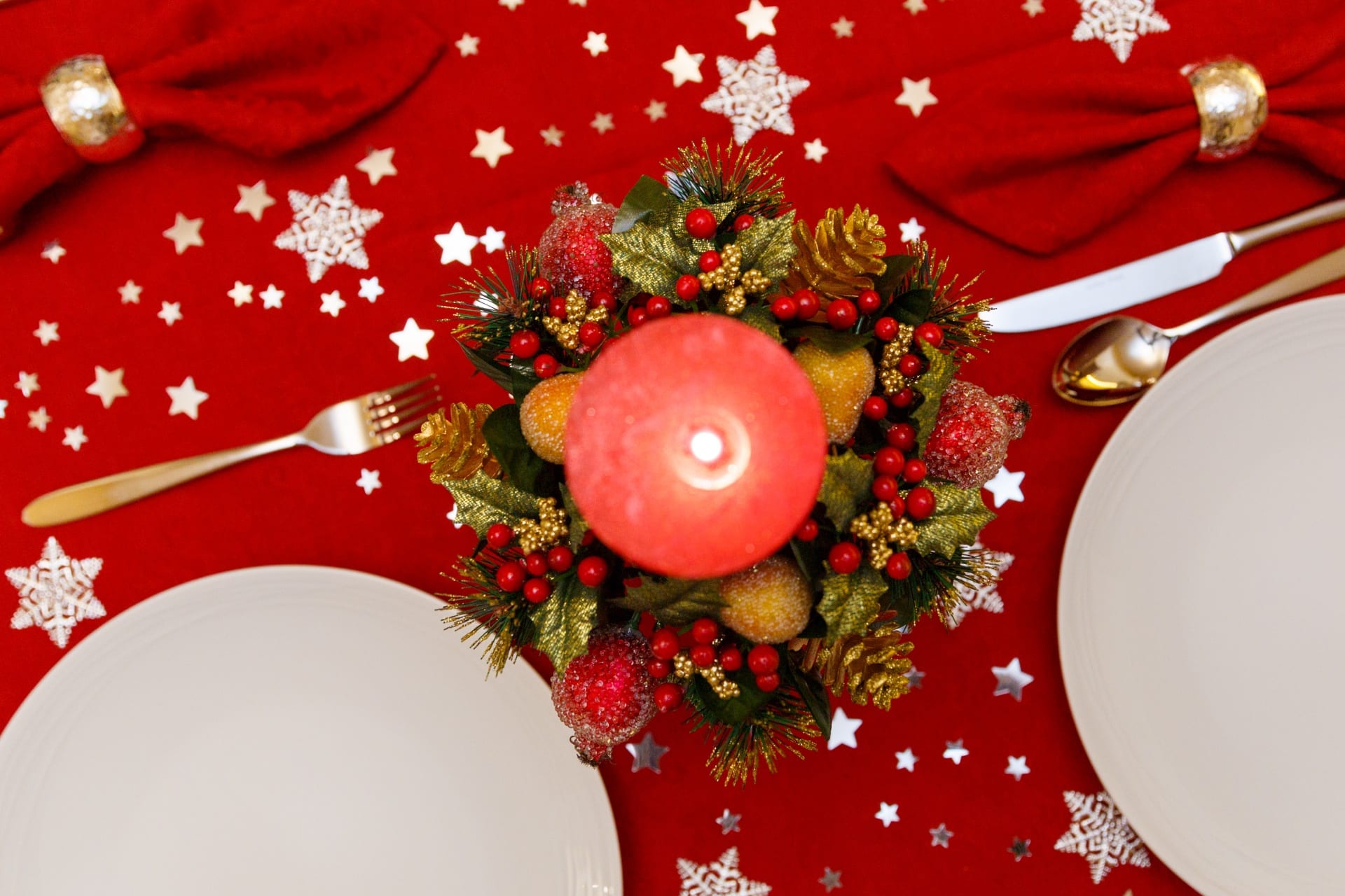 Centro de Navidad con vela encendida