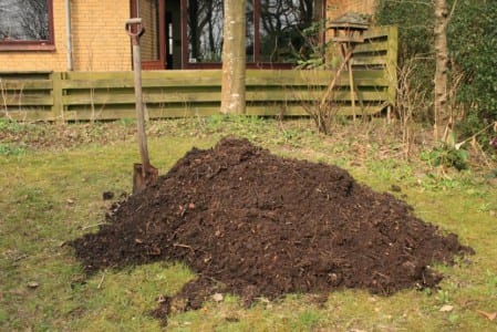 Compost maduro listo para incorporar al suelo del jardín
