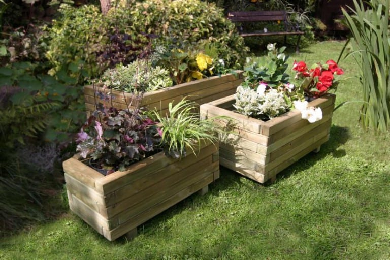 Jardineras de madera plantadas con flores de temporada