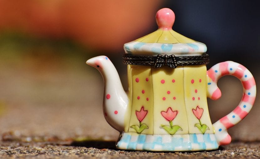 Cafetera con café recién hecho