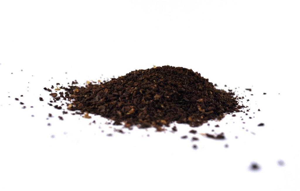 Regar las plantas con café: dosis, riesgos y mitos