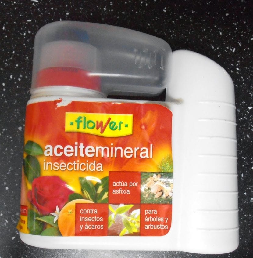 Botella de aceite insecticida para el tratamiento de plagas en plantas
