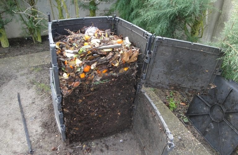 Compostera de jardín con restos vegetales