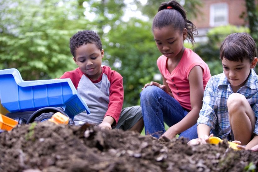 Dos niños plantando en el jardín