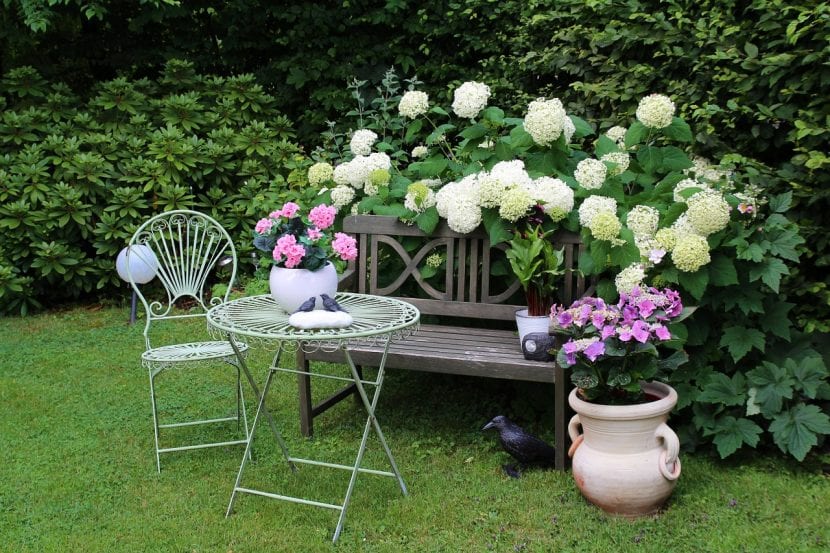 Muebles de jardín de madera en una terraza