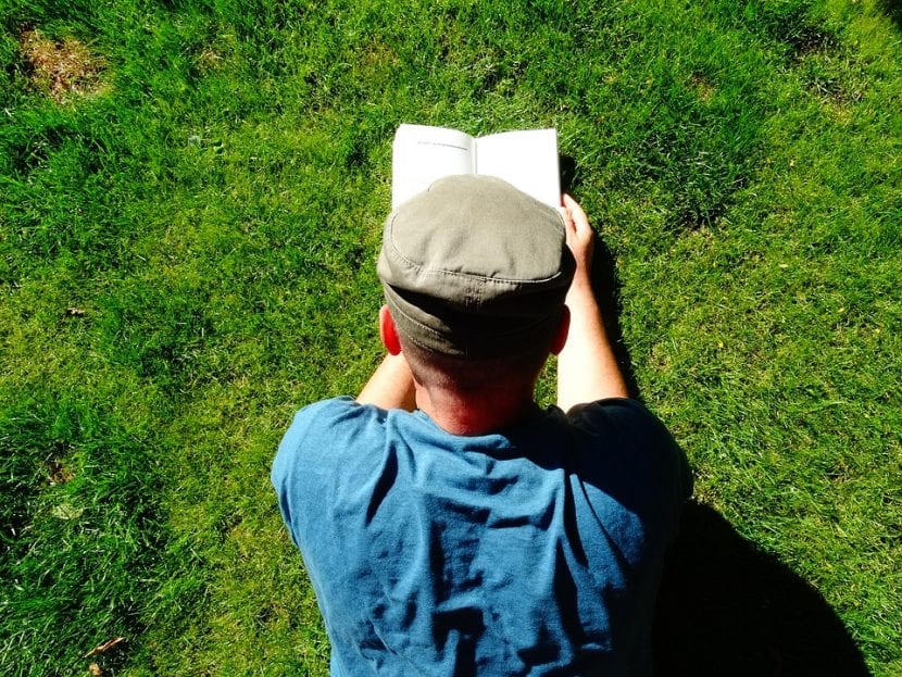 Persona leyendo sobre jardinería