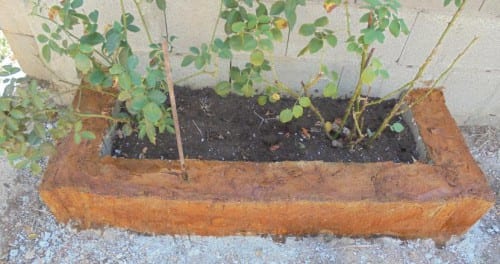 Jardinera de bloques de hormigón terminada y pintada