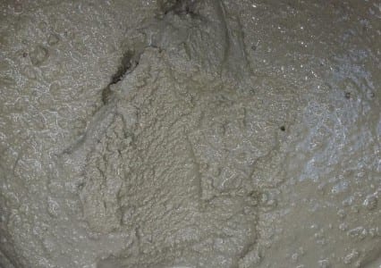 Pasta de cemento y arena preparada para revestir los bloques