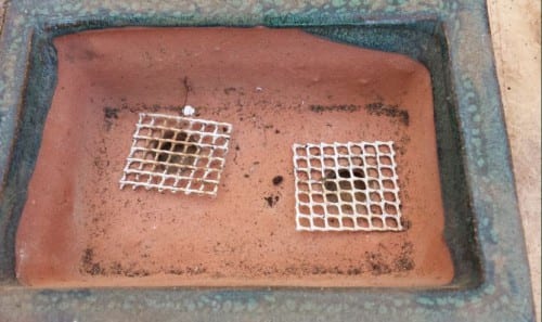 Rejillas de drenaje instaladas en el suelo de un jardín