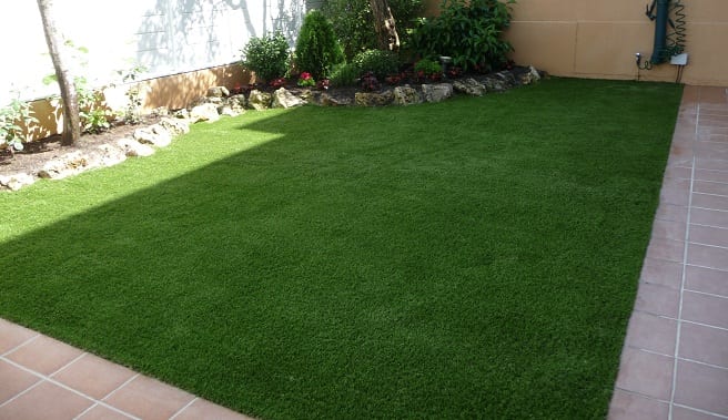 Suelo para un jardín pequeño: tierra y superficie
