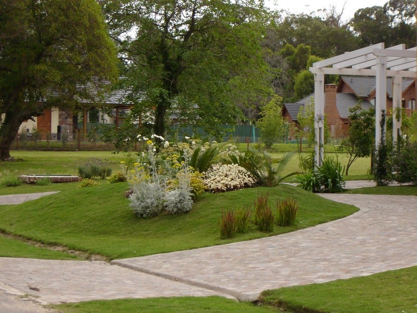 Jardín diseñado con criterio paisajístico
