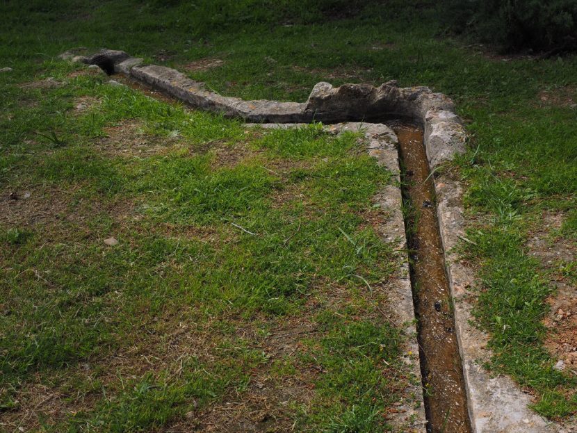 Zanja de drenaje abierta en un jardín