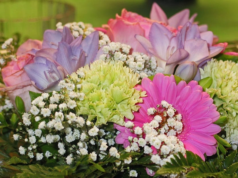 Ramo de flores variadas preparado para regalar