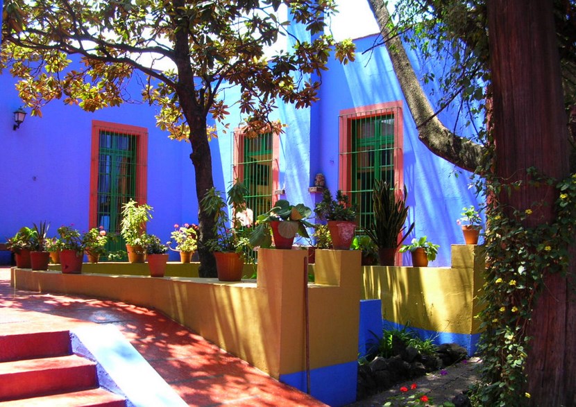 Detalle de un patio mexicano con macetas de barro y plantas suculentas