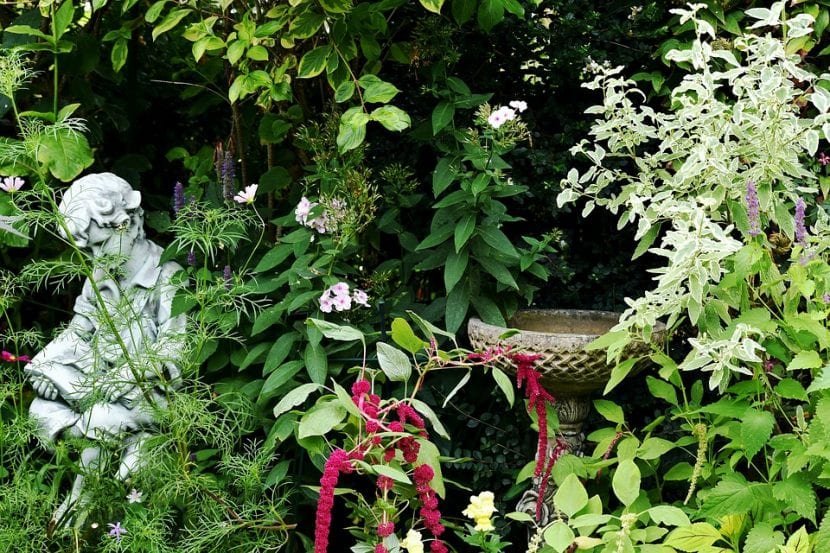 Jardín con herramientas de mano listas para trabajar