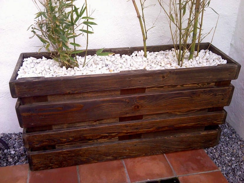 Mesa de cultivo hecha con tablas de palé