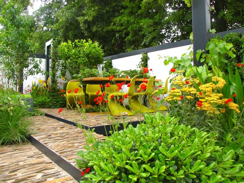 Jardín con flores y arriates bien mantenidos