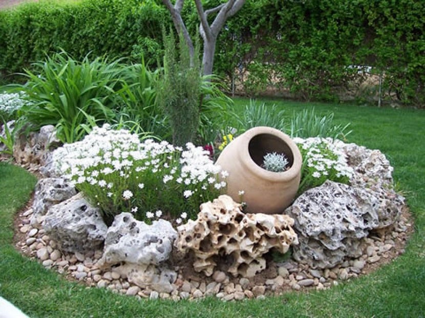 Grava y piedra decorativa en un parterre
