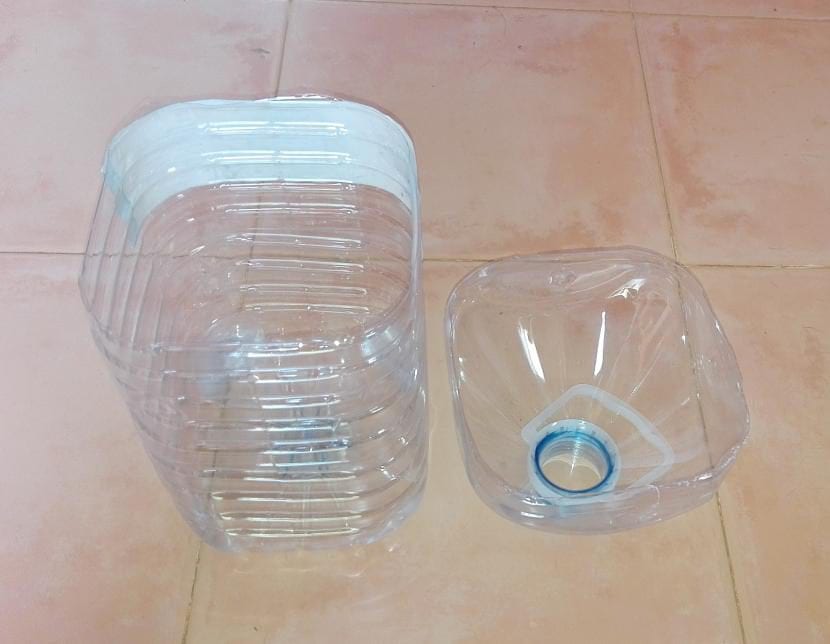 Botella de plástico cortada para hacer una trampa