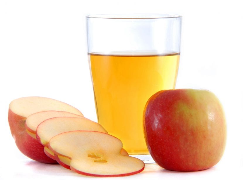 Botella de vinagre de manzana empleada en jardinería
