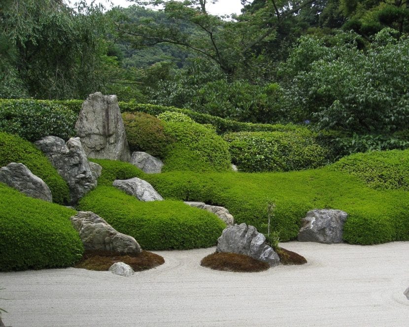Rocas de gran tamaño integradas en un jardín