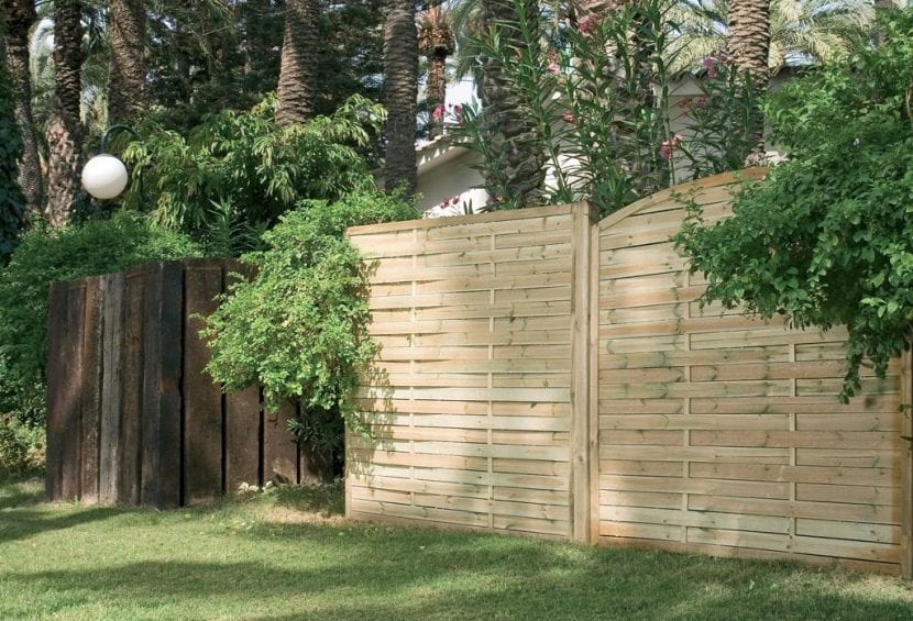 Panel de madera como pantalla de privacidad en el jardín