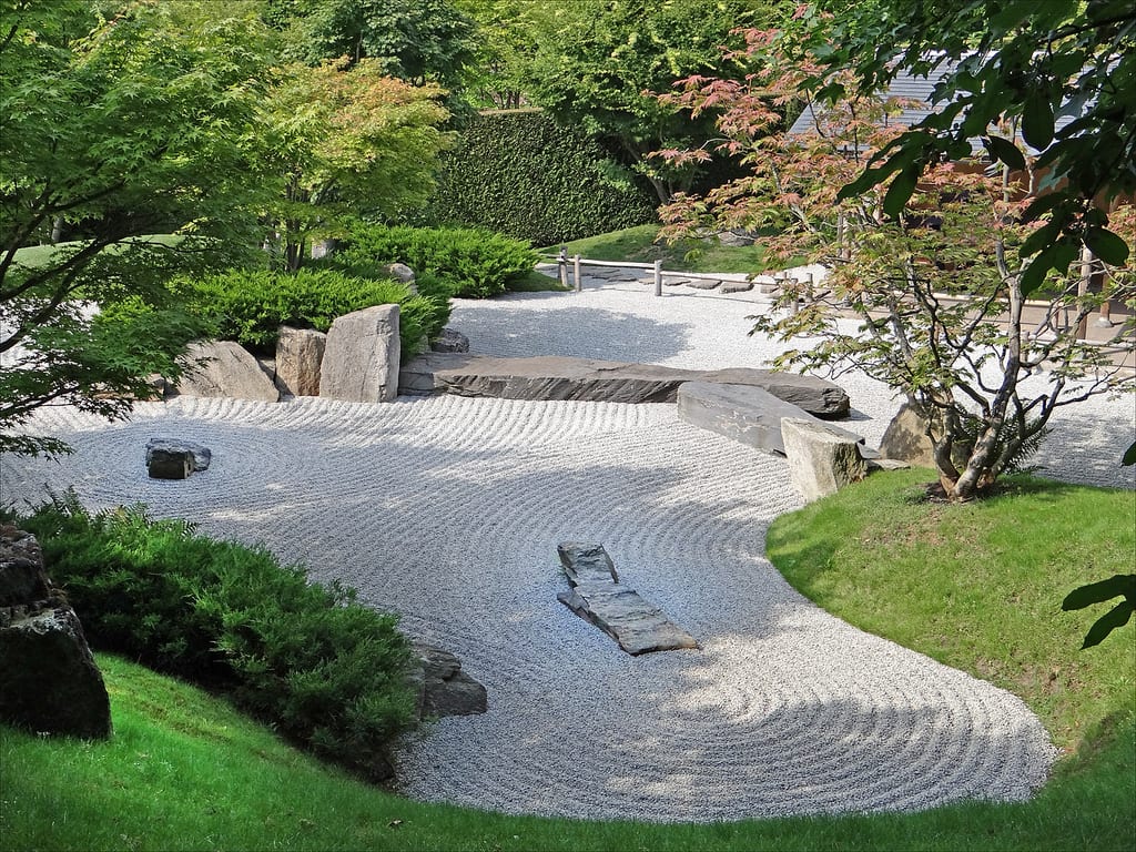 Jardín zen con árboles y grava rastrillada
