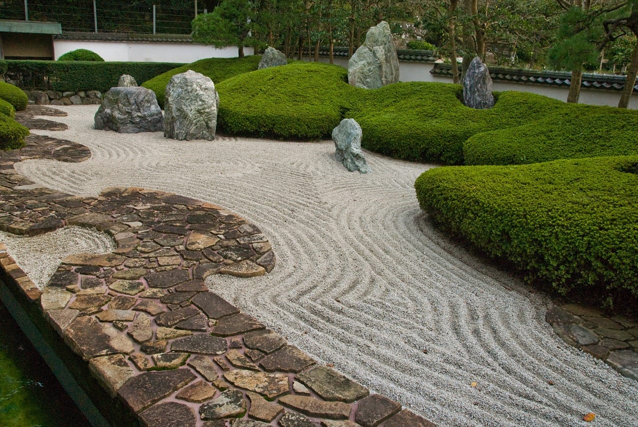 Jardín zen de grava rastrillada con piedras