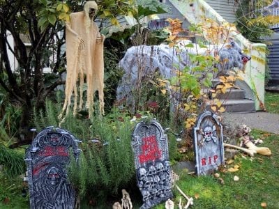 Cementerio casero como decoración de Halloween en el jardín