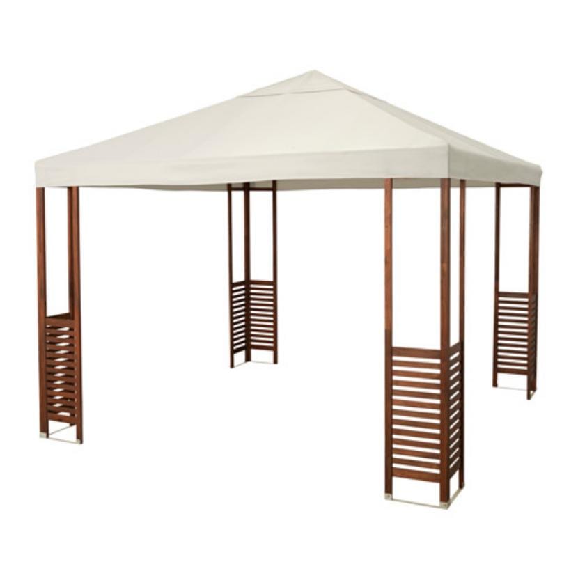 Cenador con estructura y textiles en el jardín