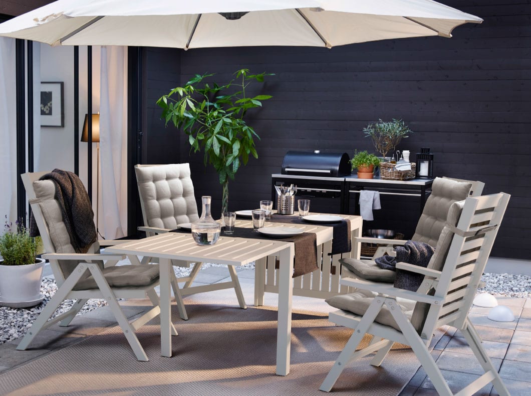 Conjunto de mesa y sillas de madera en una terraza de jardín