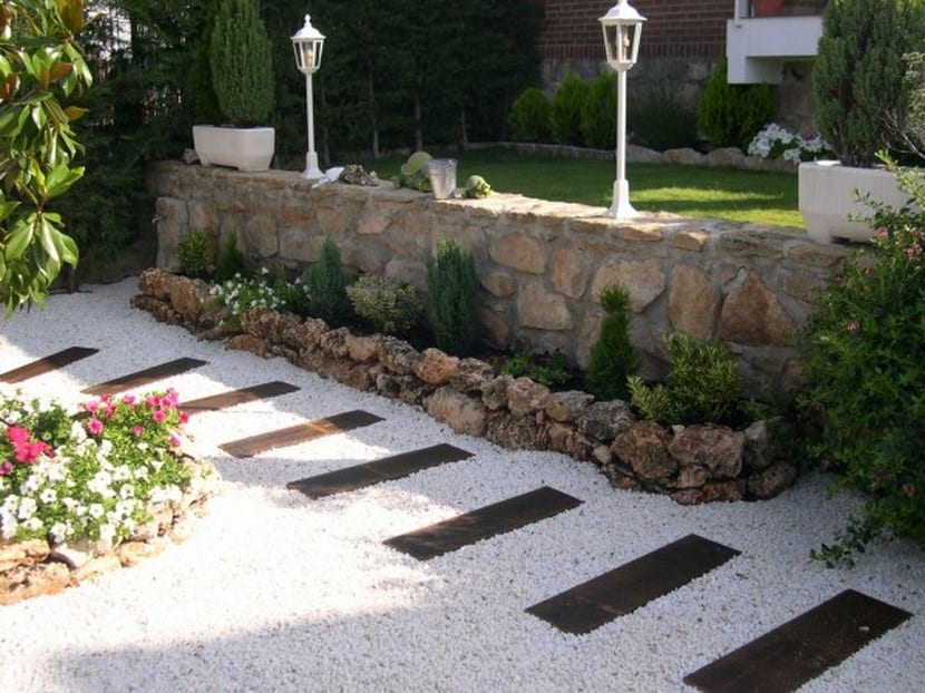 Sendero de jardín trazado entre macizos de plantación