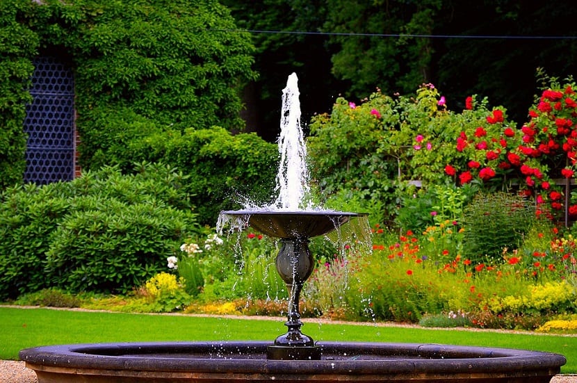 Fuente decorativa integrada en un jardín