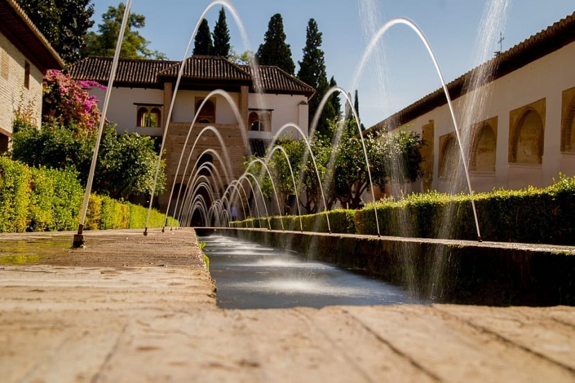 Fuente de piedra en un jardín granadino