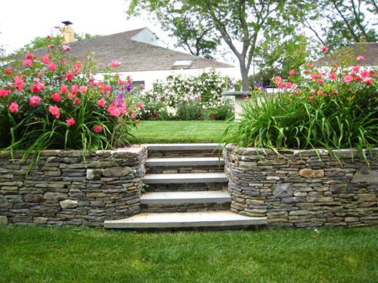 Jardinera construida con piedras en un jardín