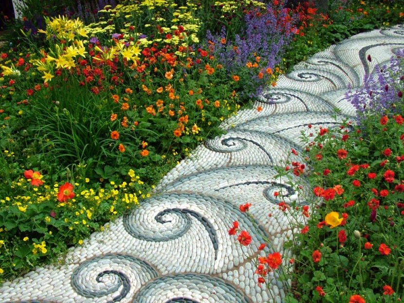 Camino de piedras decorativas en un jardín