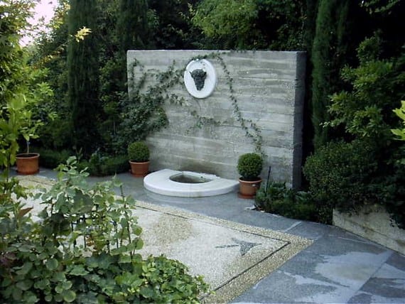 Fuente de agua en un jardín usada para enmascarar el ruido del tráfico