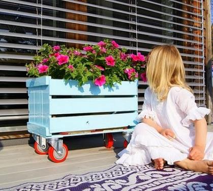 Cajones de fruta reciclados para decorar el jardín