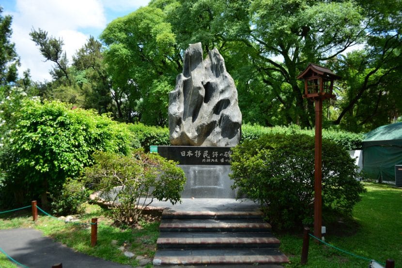 Composición de rocas y vegetación en el Jardín Japonés de Buenos Aires